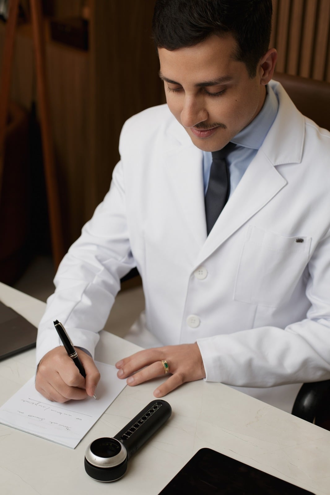 Dr. Kaique Arriel em seu consultório