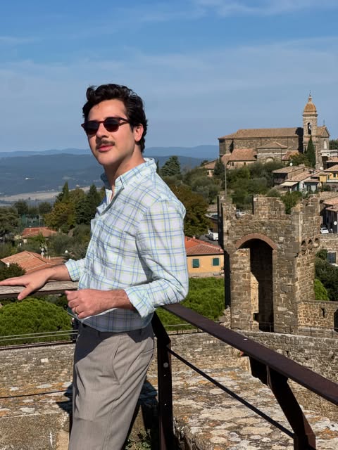 Val d’Orcia 🇮🇹🌿

Entre colinas douradas, estradas de ciprestes, vinhedos e pequenas cidades que parecem ter parado no tempo.

De Pienza a Montalcino, passando por Montepulciano, Bagno Vignoni e San Quirico d’Orcia, alguns dias descobrindo, as paisagens mais bonitas da Toscana.
🍷🌿✨.